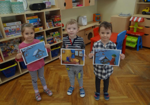 Dzieci pokazują plakat z dokarmianiem ptaków